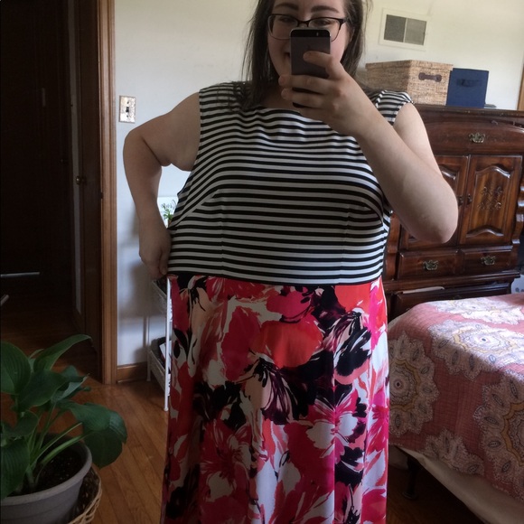 Sleeveless Floral and Stripe Dress - Picture 2 of 4